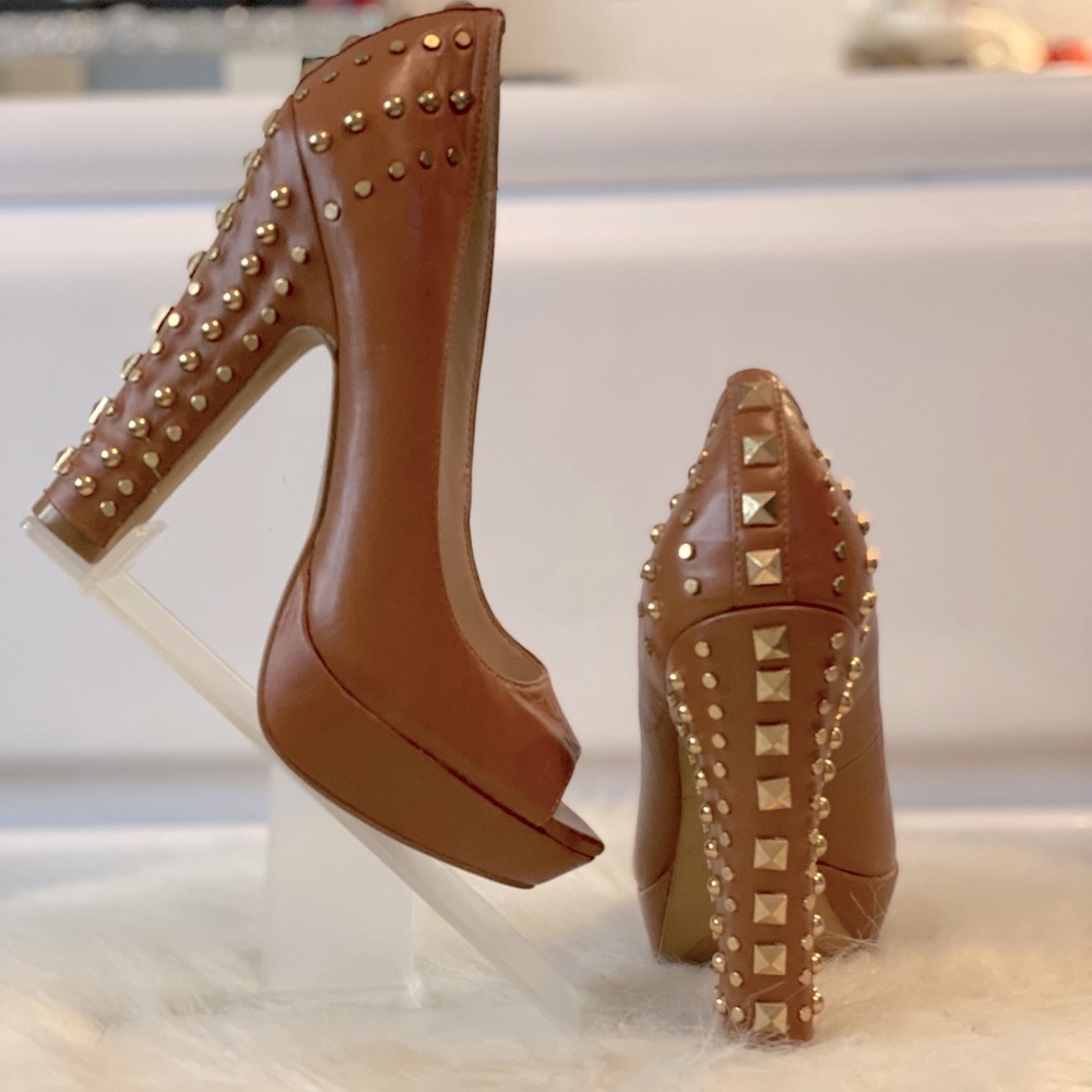 Brand new * Vince Camuto chunk Heel with gold stud detail - women’s size 6